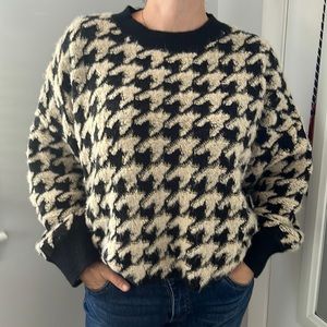 Sweater with houndstooth print.